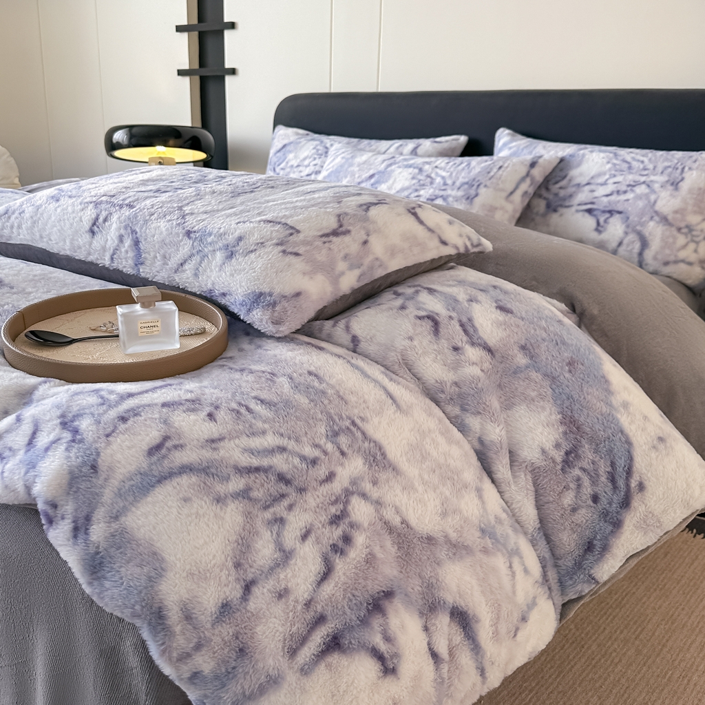 91家纺网 家纺一手货源 找家纺 乐窝家纺仓储 2025新款美拉德复古印花兔毛绒牛奶绒皮草绒床裙款四件套跨境外贸专供 大理石紫