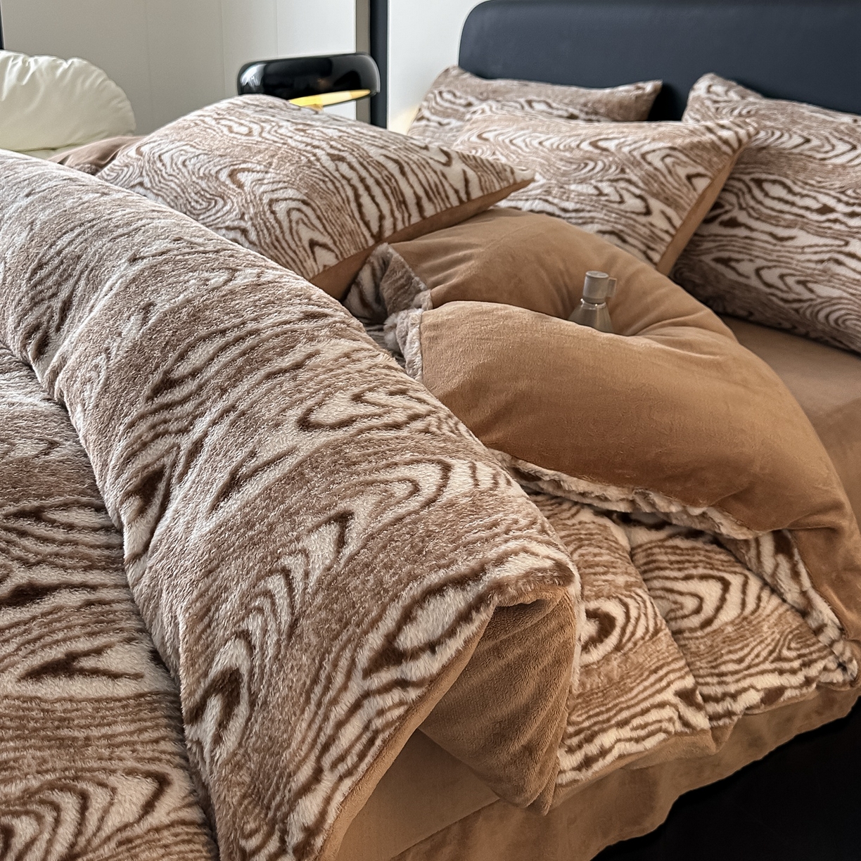 91家纺网 家纺一手货源 找家纺 乐窝家纺仓储 2025新款美拉德复古印花兔毛绒牛奶绒皮草绒床裙款四件套跨境外贸专供 静谧时光