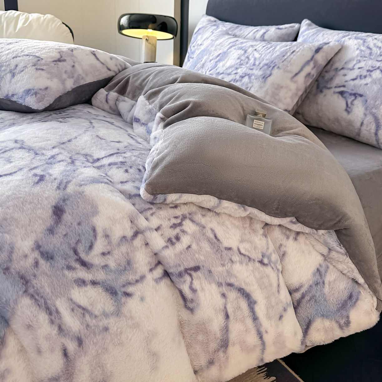 91家纺网 家纺一手货源 找家纺 乐窝家纺仓储 2025新款美拉德复古印花兔毛绒牛奶绒皮草绒床裙款四件套跨境外贸专供 大理石紫