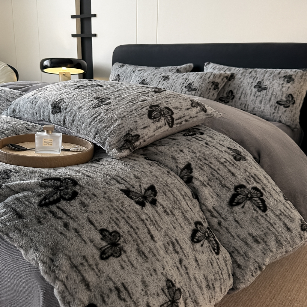 91家纺网 家纺一手货源 找家纺 乐窝家纺仓储 2025新款美拉德复古印花兔毛绒牛奶绒皮草绒床裙款四件套跨境外贸专供 蝴蝶仙子