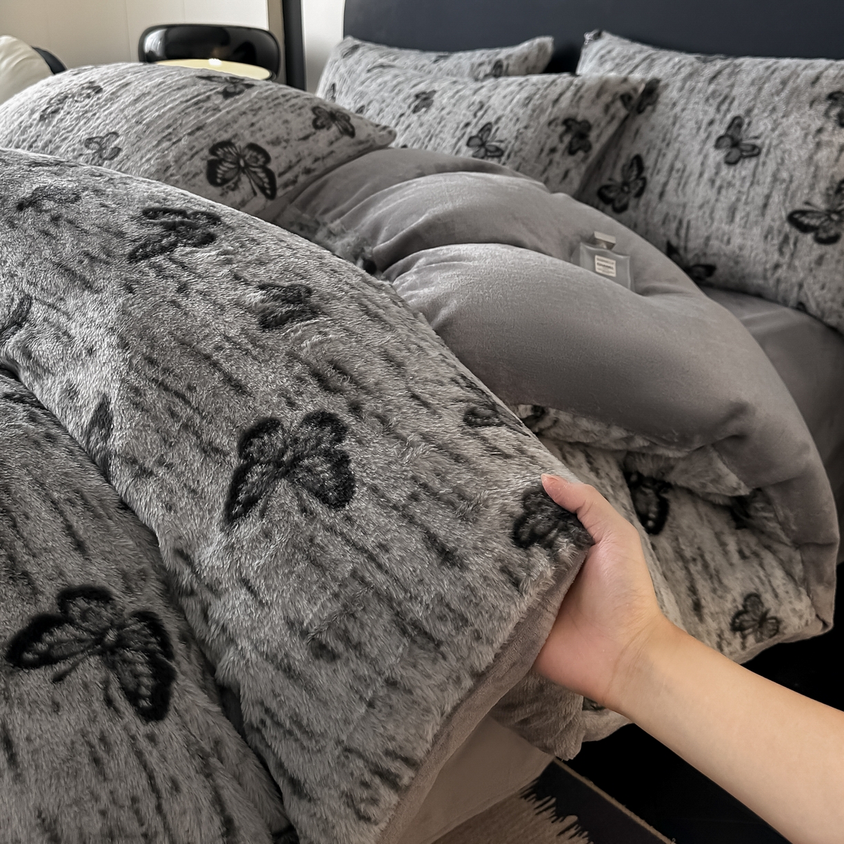 91家纺网 家纺一手货源 找家纺 乐窝家纺仓储 2025新款美拉德复古印花兔毛绒牛奶绒皮草绒床裙款四件套跨境外贸专供 蝴蝶仙子