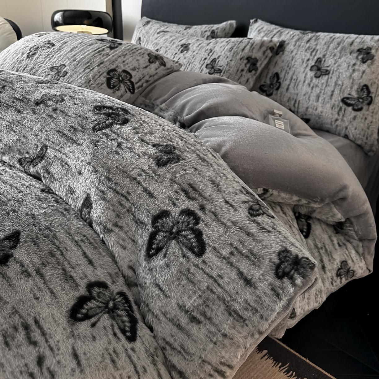 91家纺网 家纺一手货源 找家纺 乐窝家纺仓储 2025新款美拉德复古印花兔毛绒牛奶绒皮草绒床裙款四件套跨境外贸专供 蝴蝶仙子