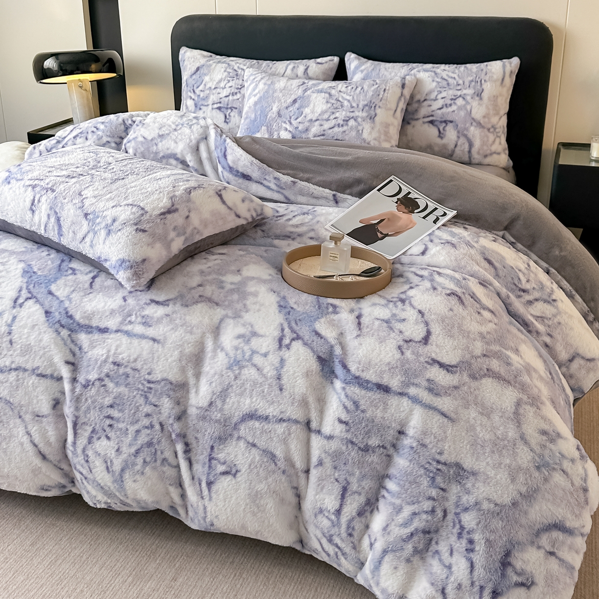 91家纺网 家纺一手货源 找家纺 乐窝家纺仓储 2025新款美拉德复古印花兔毛绒牛奶绒皮草绒床裙款四件套跨境外贸专供 大理石紫