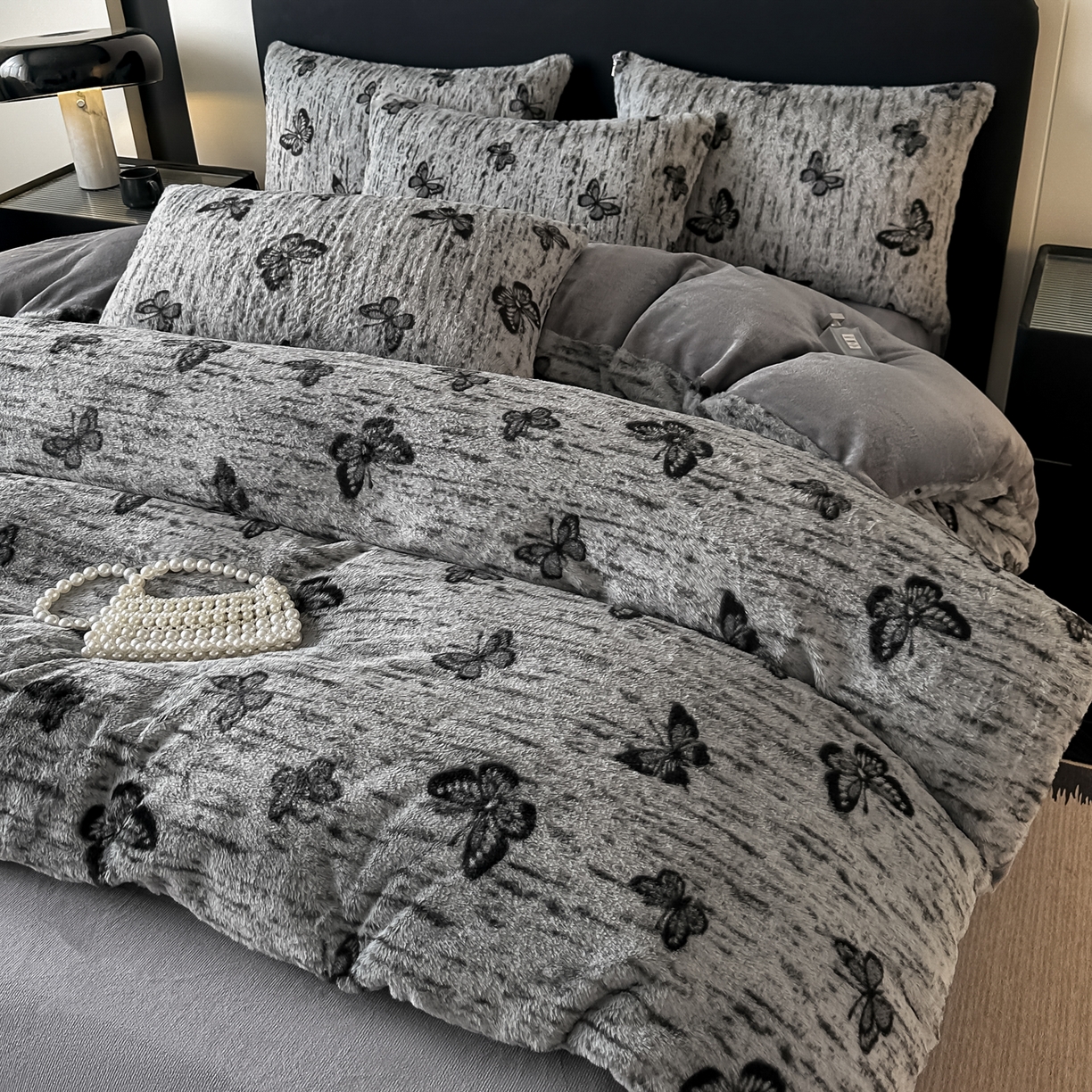 91家纺网 家纺一手货源 找家纺 乐窝家纺仓储 2025新款美拉德复古印花兔毛绒牛奶绒皮草绒床裙款四件套跨境外贸专供 蝴蝶仙子