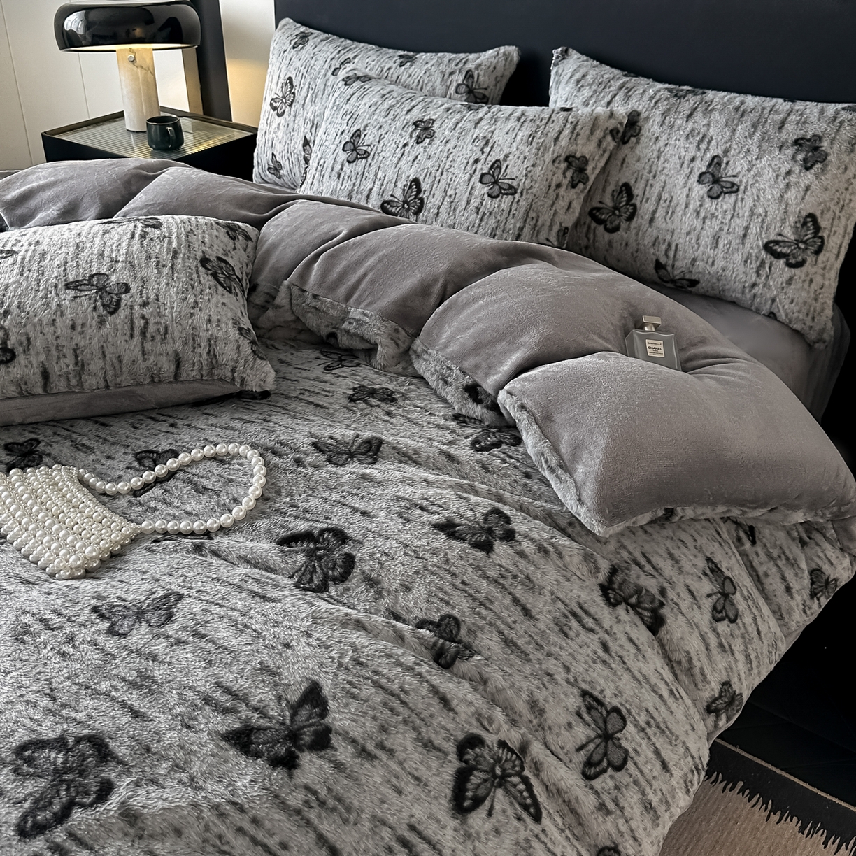 91家纺网 家纺一手货源 找家纺 乐窝家纺仓储 2025新款美拉德复古印花兔毛绒牛奶绒皮草绒床裙款四件套跨境外贸专供 蝴蝶仙子