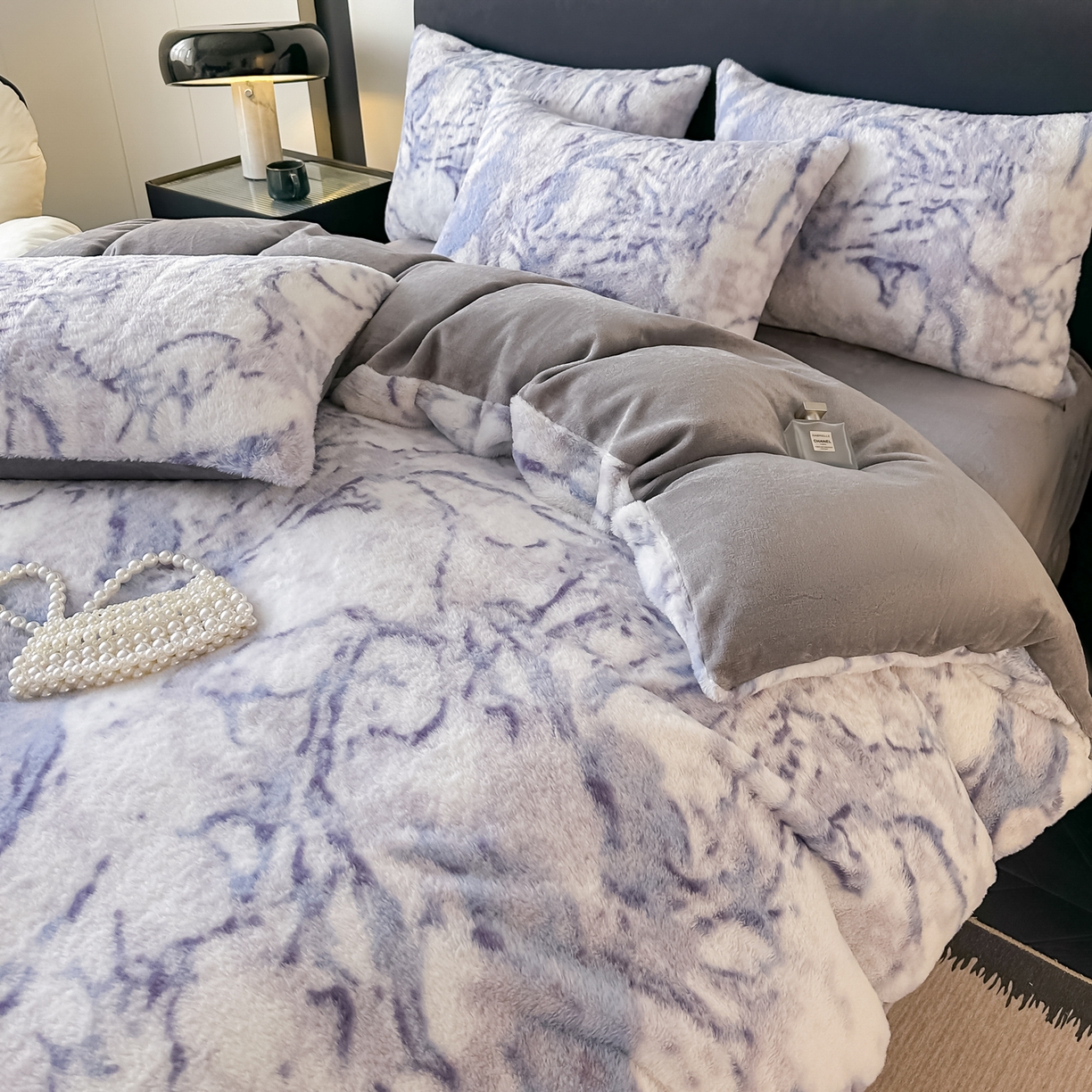 91家纺网 家纺一手货源 找家纺 乐窝家纺仓储 2025新款美拉德复古印花兔毛绒牛奶绒皮草绒床裙款四件套跨境外贸专供 大理石紫