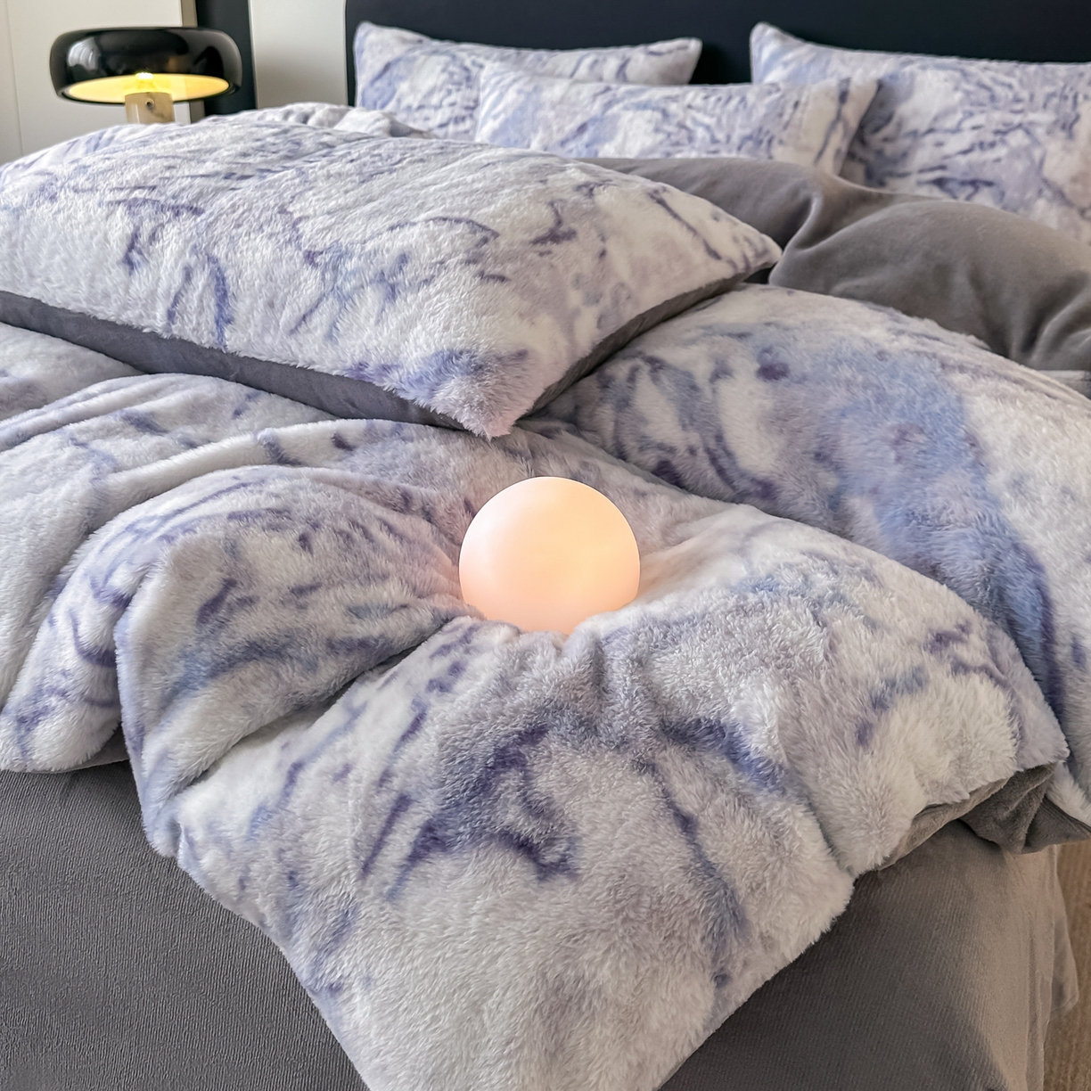 91家纺网 家纺一手货源 找家纺 乐窝家纺仓储 2025新款美拉德复古印花兔毛绒牛奶绒皮草绒床裙款四件套跨境外贸专供 大理石紫