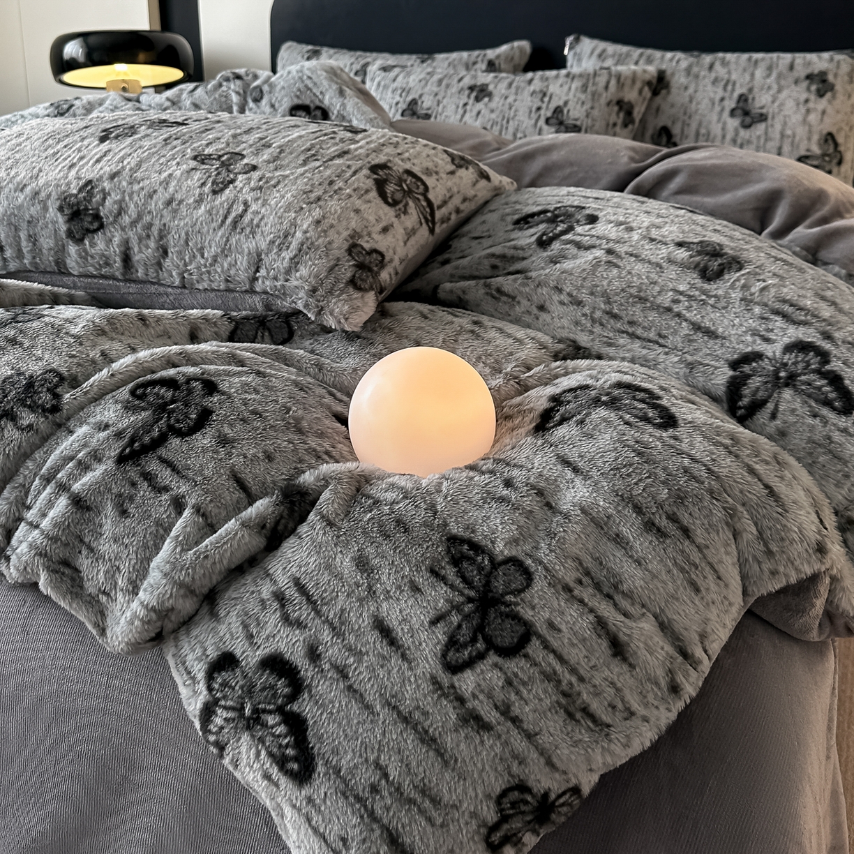 91家纺网 家纺一手货源 找家纺 乐窝家纺仓储 2025新款美拉德复古印花兔毛绒牛奶绒皮草绒床裙款四件套跨境外贸专供 蝴蝶仙子