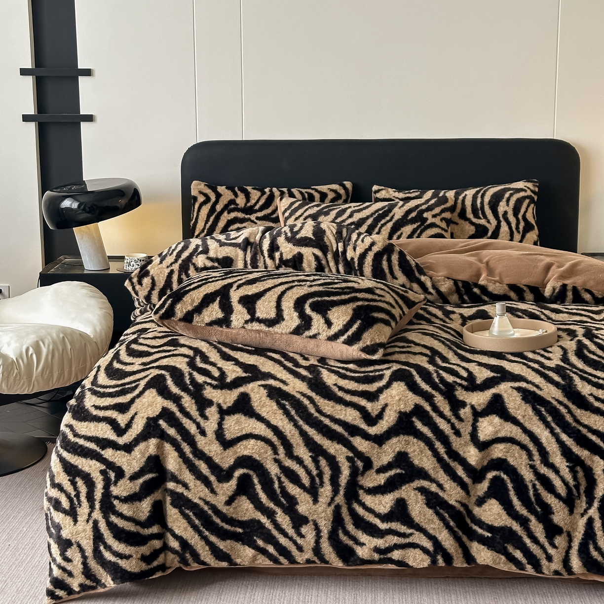 91家纺网 家纺一手货源 找家纺 乐窝家纺仓储 2025新款美拉德复古印花兔毛绒牛奶绒皮草绒床裙款四件套跨境外贸专供 虎纹咖