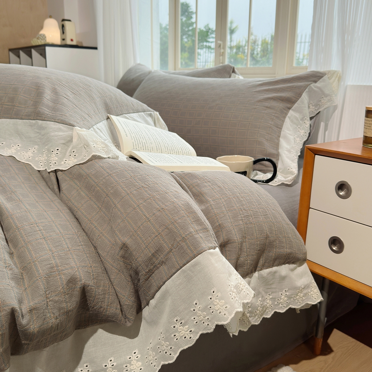 91家纺网 家纺一手货源 找家纺 水洗的故事（原有乐家） 2025新款全棉水洗色织提花大花边四件套 布兰妮-灰