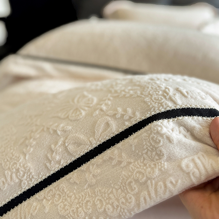 91家纺网 家纺一手货源 找家纺 （总）若未家居 LOVEWE HOUSE 2025秋冬新款AB版250克全消光立体雕花烂花牛奶绒定织高级织带工艺款四件套-一封情书  控价券后不低于298