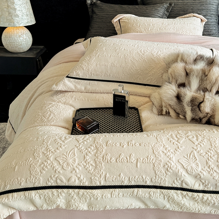 91家纺网 家纺一手货源 找家纺 （总）若未家居 LOVEWE HOUSE 2025秋冬新款AB版250克全消光立体雕花烂花牛奶绒定织高级织带工艺款四件套-一封情书  控价券后不低于298