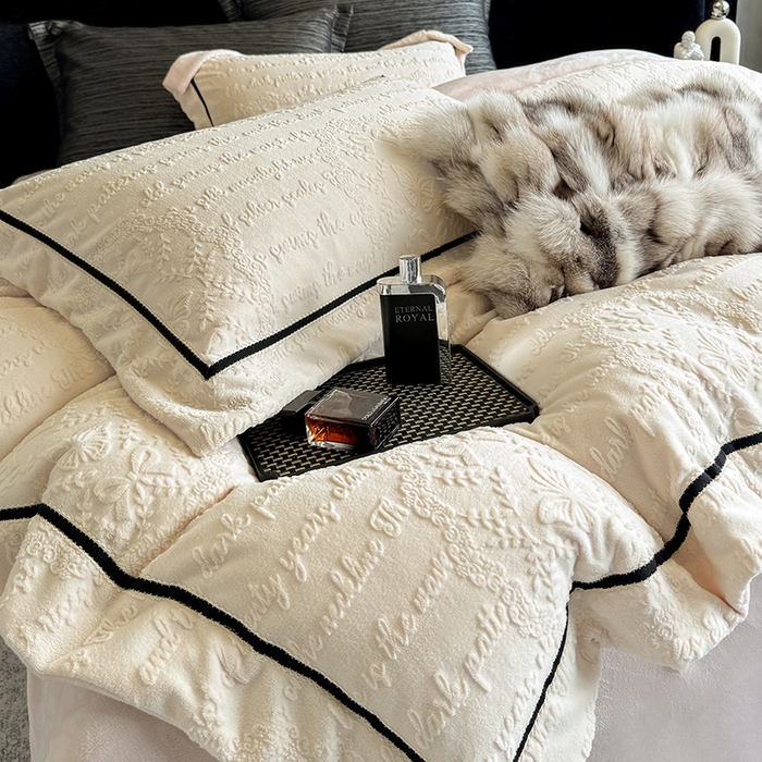 91家纺网 家纺一手货源 找家纺 若未家居 LOVEWE HOUSE 2025秋冬新款AB版250克全消光立体雕花烂花牛奶绒定织高级织带工艺款四件套-一封情书  控价券后不低于298 奶油白