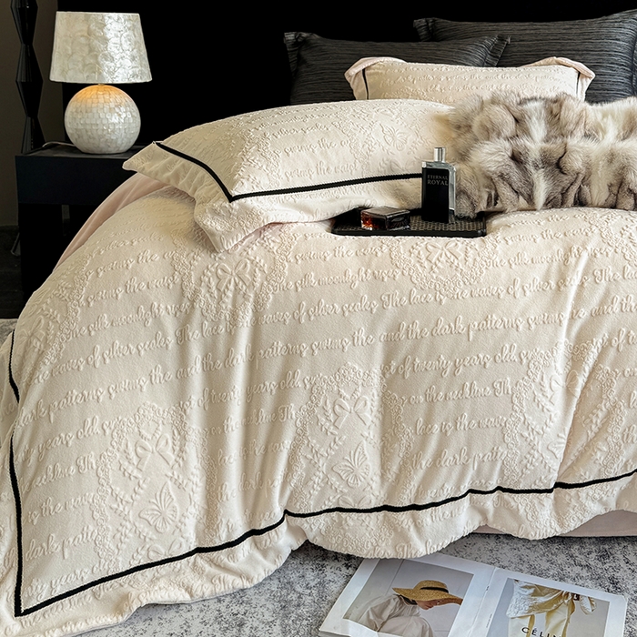 91家纺网 家纺一手货源 找家纺 若未家居 LOVEWE HOUSE 2025秋冬新款AB版250克全消光立体雕花烂花牛奶绒定织高级织带工艺款四件套-一封情书  控价券后不低于298 奶油白