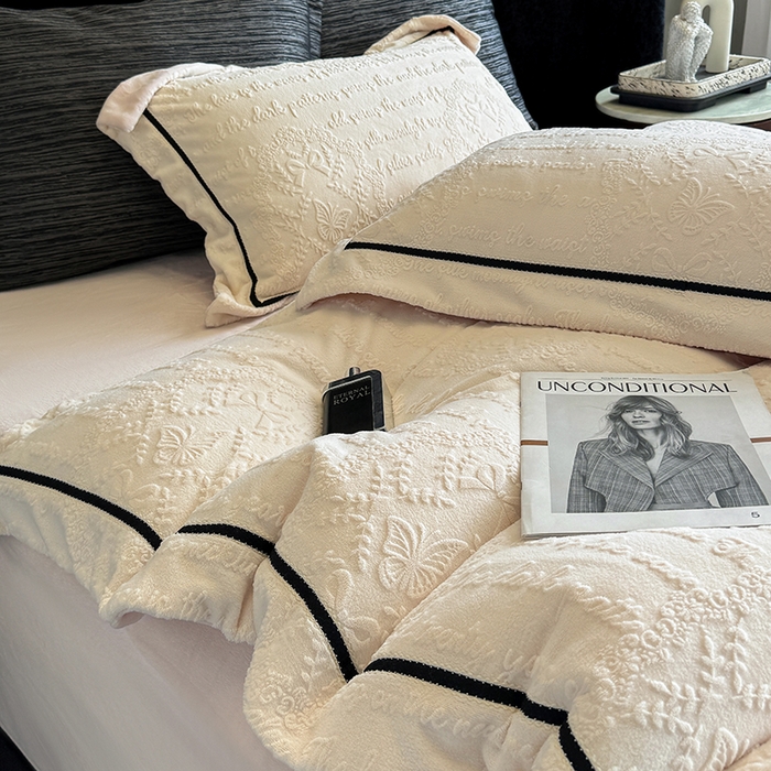 91家纺网 家纺一手货源 找家纺 若未家居 LOVEWE HOUSE 2025秋冬新款AB版250克全消光立体雕花烂花牛奶绒定织高级织带工艺款四件套-一封情书  控价券后不低于298 奶油白