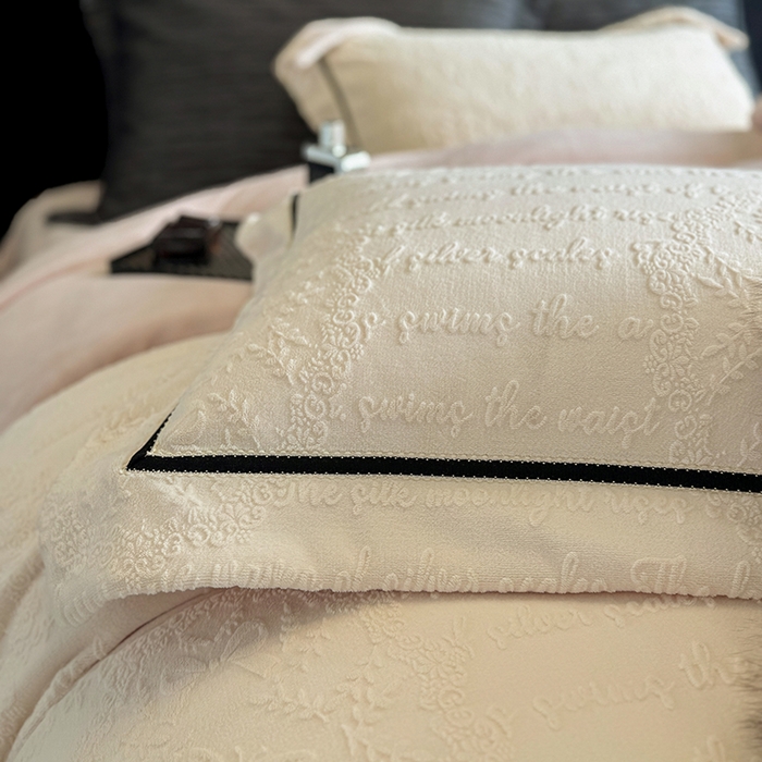 91家纺网 家纺一手货源 找家纺 若未家居 LOVEWE HOUSE 2025秋冬新款AB版250克全消光立体雕花烂花牛奶绒定织高级织带工艺款四件套-一封情书  控价券后不低于298 奶油白