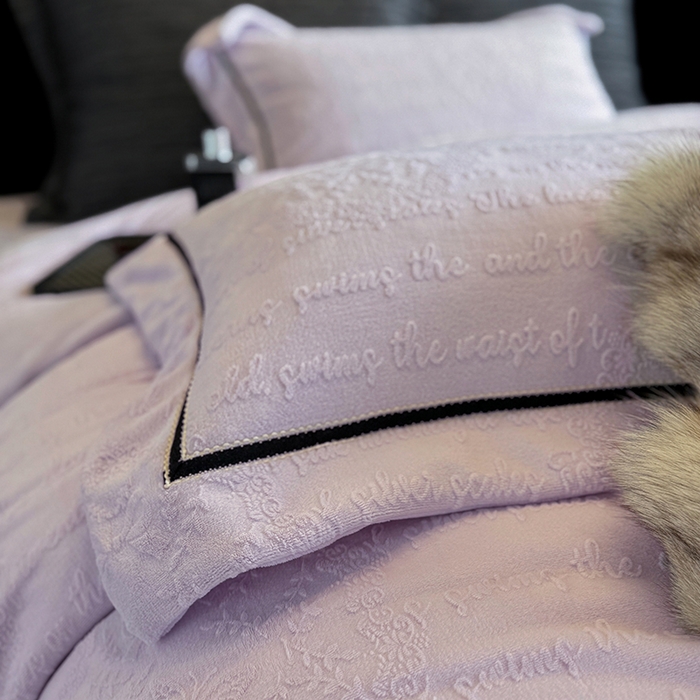 91家纺网 家纺一手货源 找家纺 若未家居 LOVEWE HOUSE 2025秋冬新款AB版250克全消光立体雕花烂花牛奶绒定织高级织带工艺款四件套-一封情书  控价券后不低于298 浅紫