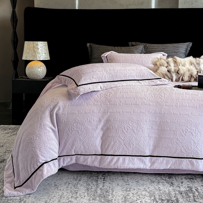 91家纺网 家纺一手货源 找家纺 若未家居 LOVEWE HOUSE 2025秋冬新款AB版250克全消光立体雕花烂花牛奶绒定织高级织带工艺款四件套-一封情书  控价券后不低于298 浅紫