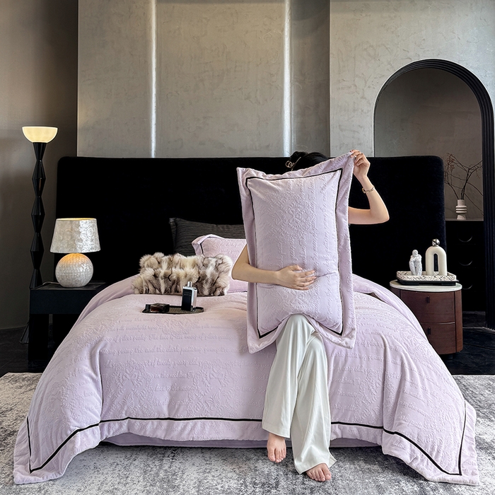 91家纺网 家纺一手货源 找家纺 若未家居 LOVEWE HOUSE 2025秋冬新款AB版250克全消光立体雕花烂花牛奶绒定织高级织带工艺款四件套-一封情书  控价券后不低于298 浅紫