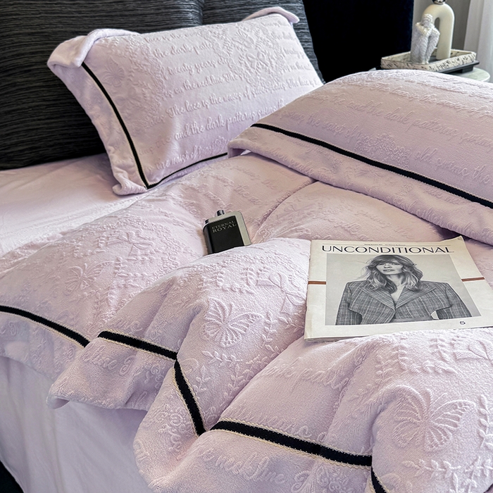91家纺网 家纺一手货源 找家纺 若未家居 LOVEWE HOUSE 2025秋冬新款AB版250克全消光立体雕花烂花牛奶绒定织高级织带工艺款四件套-一封情书  控价券后不低于298 浅紫