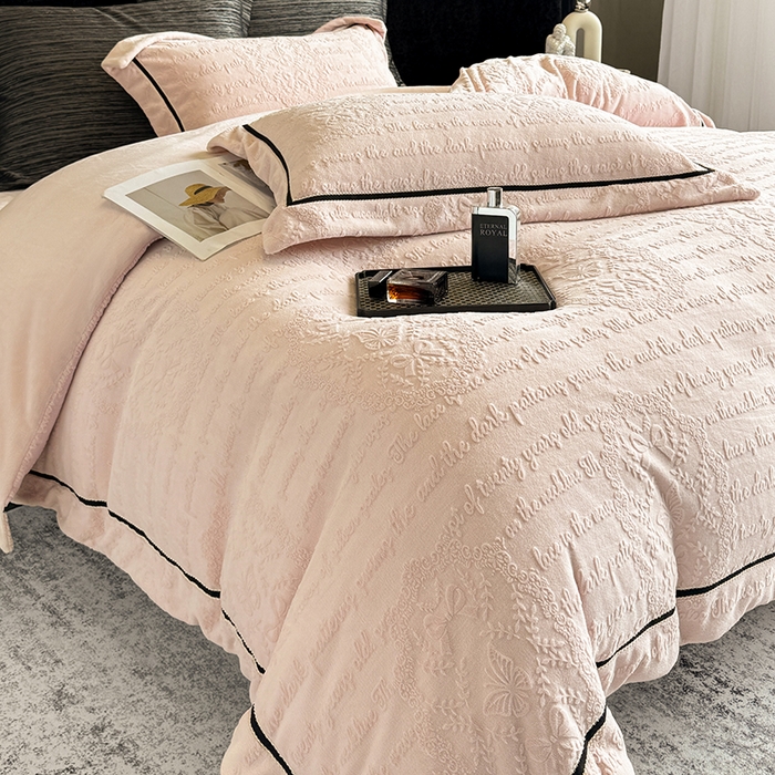 91家纺网 家纺一手货源 找家纺 若未家居 LOVEWE HOUSE 2025秋冬新款AB版250克全消光立体雕花烂花牛奶绒定织高级织带工艺款四件套-一封情书  控价券后不低于298 少女粉