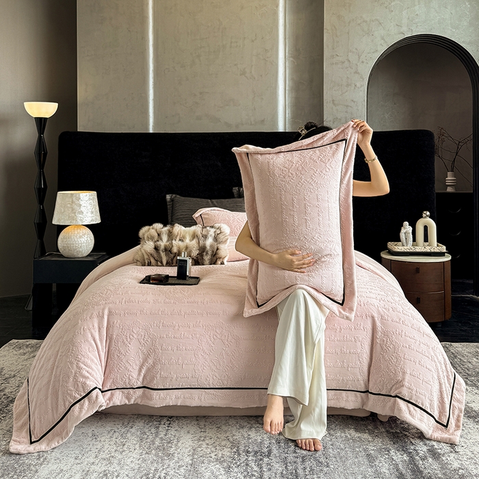 91家纺网 家纺一手货源 找家纺 若未家居 LOVEWE HOUSE 2025秋冬新款AB版250克全消光立体雕花烂花牛奶绒定织高级织带工艺款四件套-一封情书  控价券后不低于298 少女粉