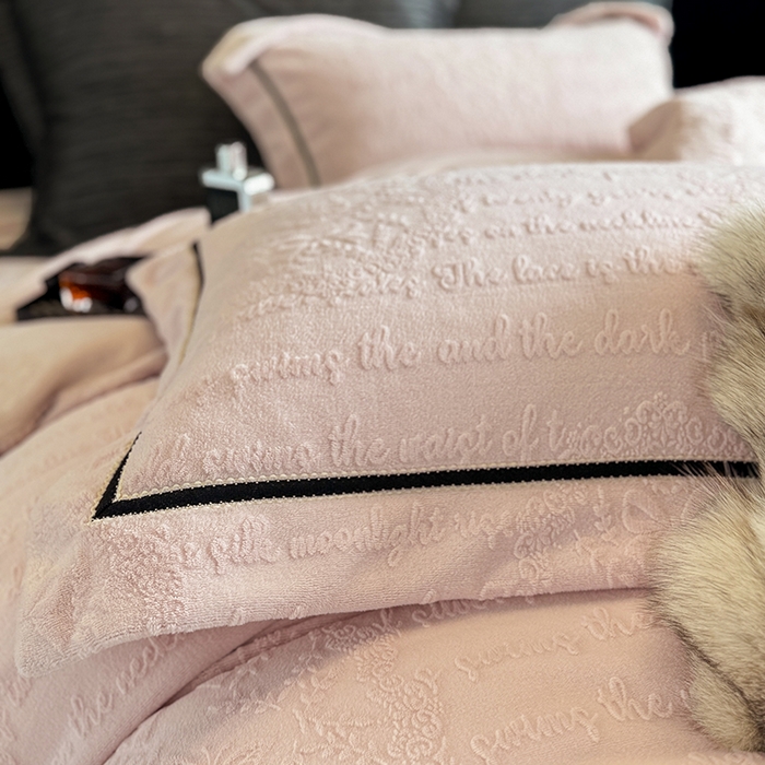 91家纺网 家纺一手货源 找家纺 若未家居 LOVEWE HOUSE 2025秋冬新款AB版250克全消光立体雕花烂花牛奶绒定织高级织带工艺款四件套-一封情书  控价券后不低于298 少女粉