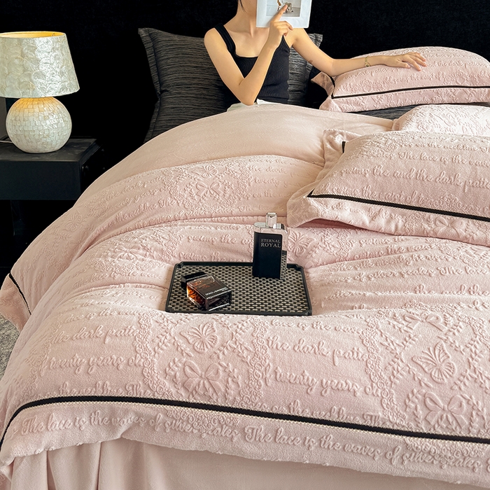 91家纺网 家纺一手货源 找家纺 若未家居 LOVEWE HOUSE 2025秋冬新款AB版250克全消光立体雕花烂花牛奶绒定织高级织带工艺款四件套-一封情书  控价券后不低于298 少女粉