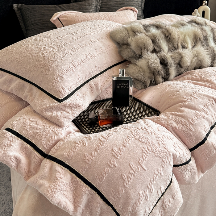 91家纺网 家纺一手货源 找家纺 若未家居 LOVEWE HOUSE 2025秋冬新款AB版250克全消光立体雕花烂花牛奶绒定织高级织带工艺款四件套-一封情书  控价券后不低于298 少女粉