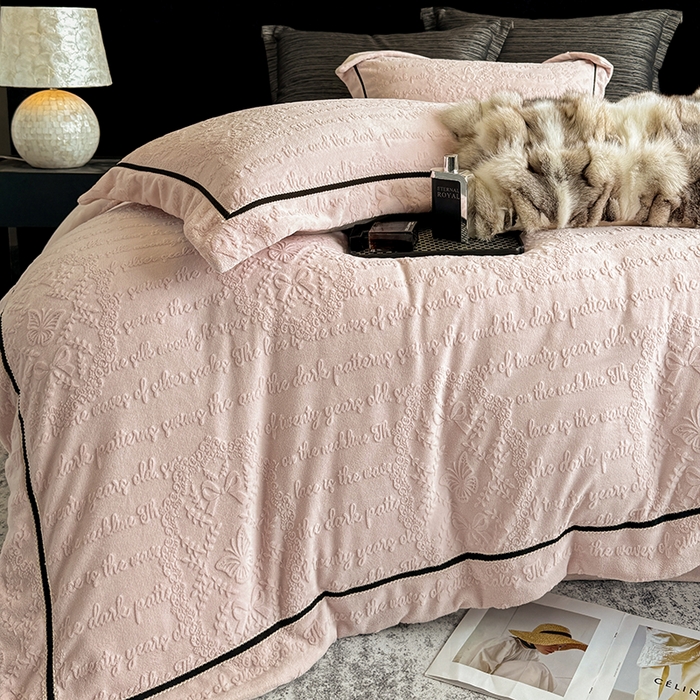 91家纺网 家纺一手货源 找家纺 若未家居 LOVEWE HOUSE 2025秋冬新款AB版250克全消光立体雕花烂花牛奶绒定织高级织带工艺款四件套-一封情书  控价券后不低于298 少女粉