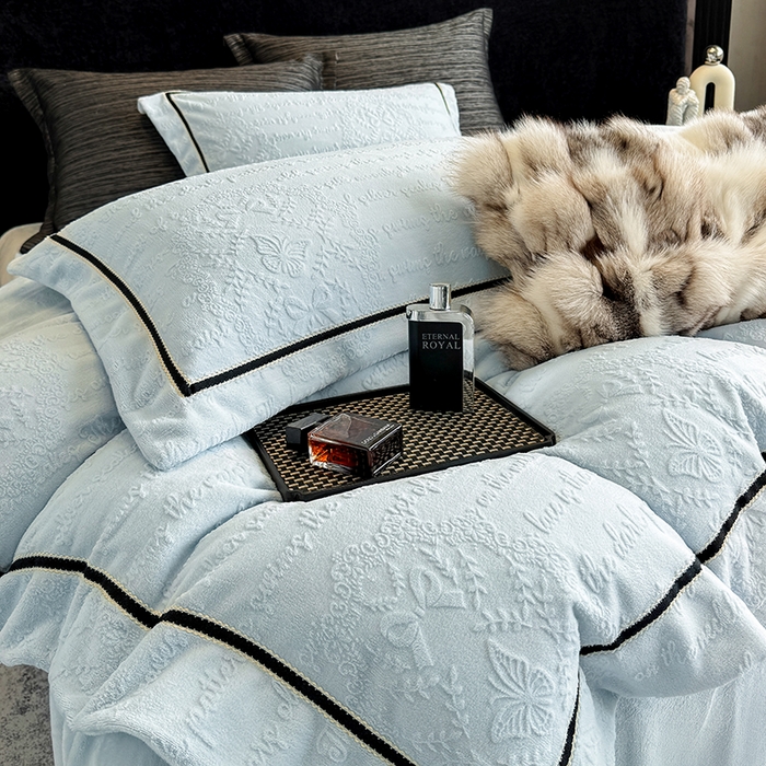 91家纺网 家纺一手货源 找家纺 若未家居 LOVEWE HOUSE 2025秋冬新款AB版250克全消光立体雕花烂花牛奶绒定织高级织带工艺款四件套-一封情书  控价券后不低于298 婴儿蓝