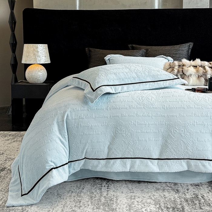 91家纺网 家纺一手货源 找家纺 若未家居 LOVEWE HOUSE 2025秋冬新款AB版250克全消光立体雕花烂花牛奶绒定织高级织带工艺款四件套-一封情书  控价券后不低于298 婴儿蓝