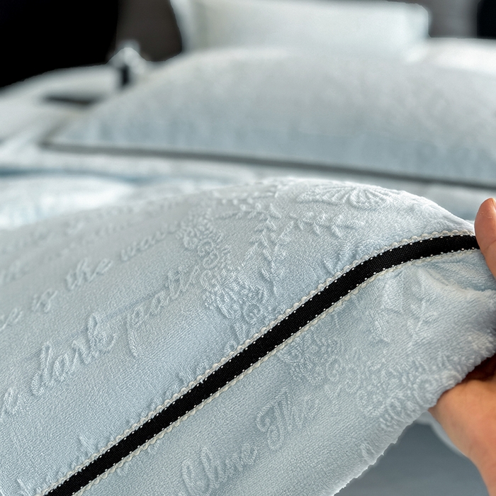 91家纺网 家纺一手货源 找家纺 若未家居 LOVEWE HOUSE 2025秋冬新款AB版250克全消光立体雕花烂花牛奶绒定织高级织带工艺款四件套-一封情书  控价券后不低于298 婴儿蓝