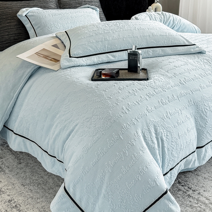 91家纺网 家纺一手货源 找家纺 若未家居 LOVEWE HOUSE 2025秋冬新款AB版250克全消光立体雕花烂花牛奶绒定织高级织带工艺款四件套-一封情书  控价券后不低于298 婴儿蓝