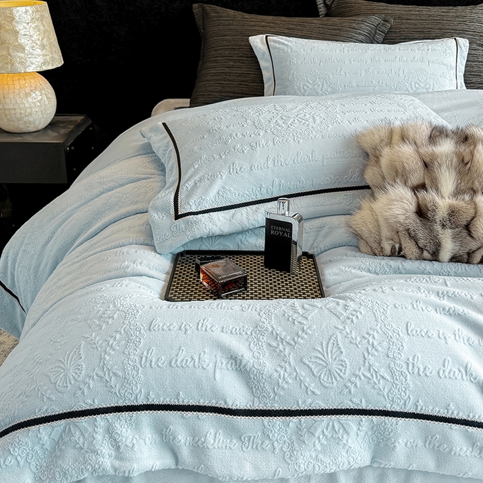 91家纺网 家纺一手货源 找家纺 若未家居 LOVEWE HOUSE 2025秋冬新款AB版250克全消光立体雕花烂花牛奶绒定织高级织带工艺款四件套-一封情书  控价券后不低于298 婴儿蓝