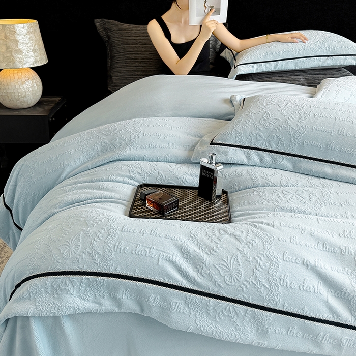 91家纺网 家纺一手货源 找家纺 若未家居 LOVEWE HOUSE 2025秋冬新款AB版250克全消光立体雕花烂花牛奶绒定织高级织带工艺款四件套-一封情书  控价券后不低于298 婴儿蓝