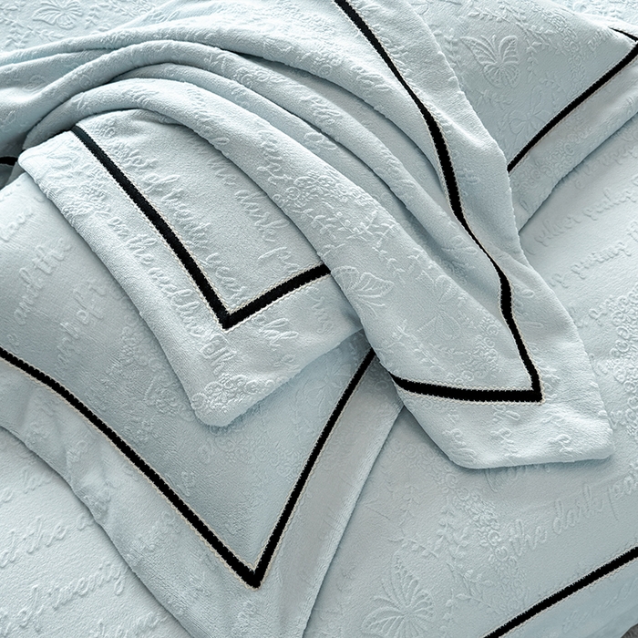 91家纺网 家纺一手货源 找家纺 若未家居 LOVEWE HOUSE 2025秋冬新款AB版250克全消光立体雕花烂花牛奶绒定织高级织带工艺款四件套-一封情书  控价券后不低于298 婴儿蓝