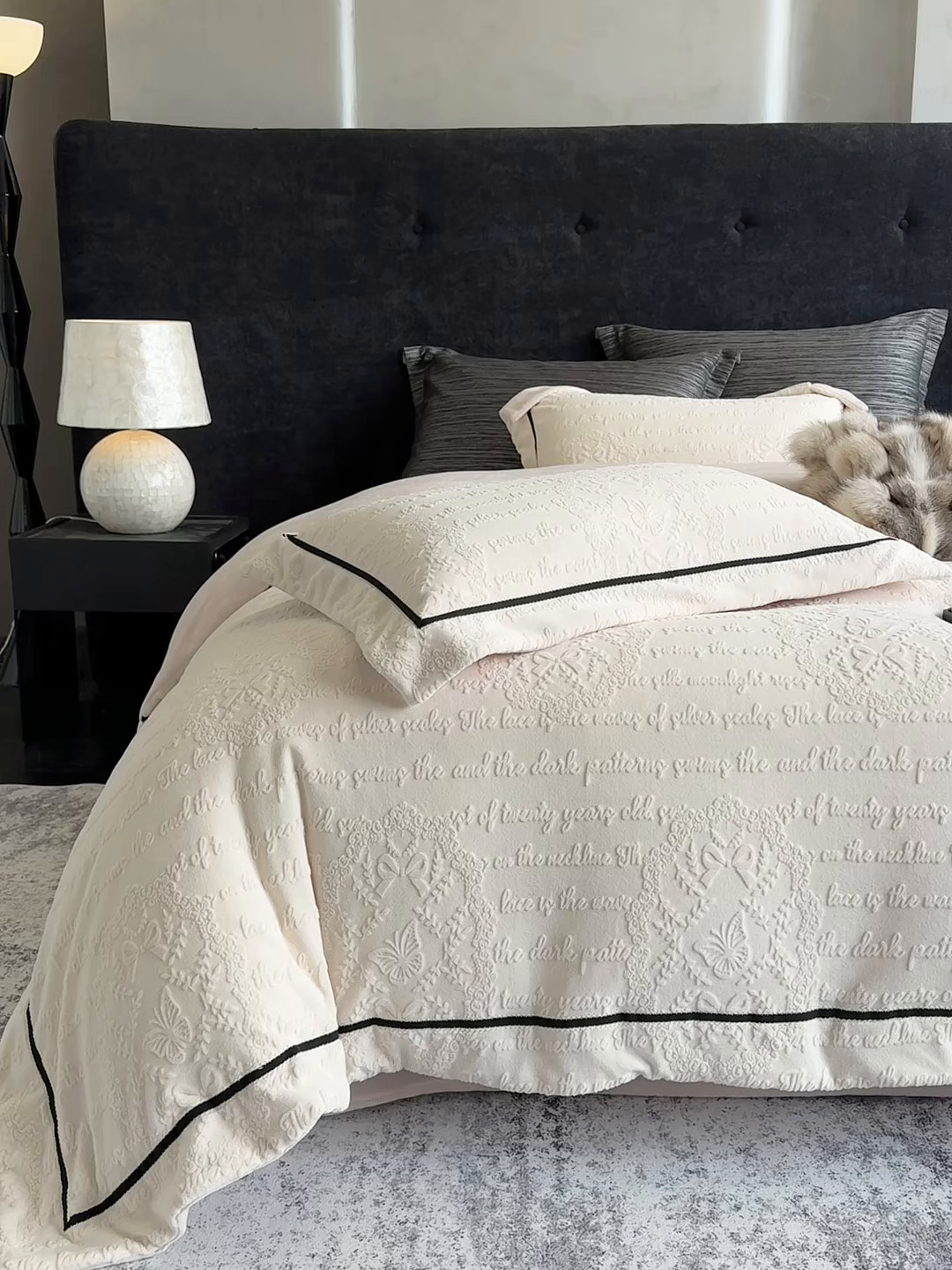 91家纺网 家纺一手货源 找家纺 若未家居 LOVEWE HOUSE 2025秋冬新款AB版250克全消光立体雕花烂花牛奶绒定织高级织带工艺款四件套-一封情书  控价券后不低于298 奶油白