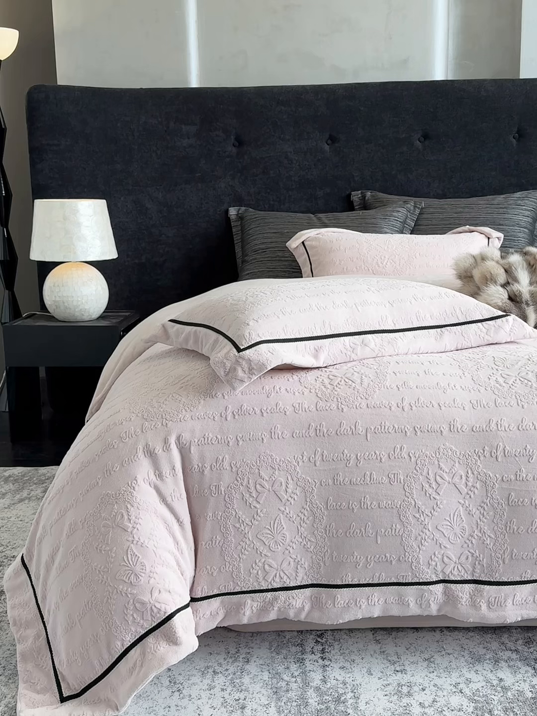 91家纺网 家纺一手货源 找家纺 若未家居 LOVEWE HOUSE 2025秋冬新款AB版250克全消光立体雕花烂花牛奶绒定织高级织带工艺款四件套-一封情书  控价券后不低于298 少女粉