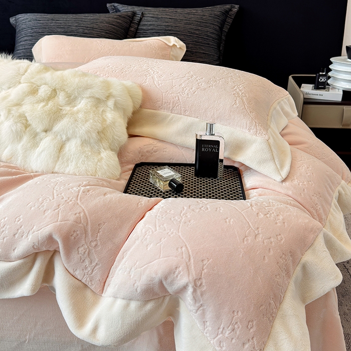 91家纺网 家纺一手货源 找家纺 （总）若未家居 LOVEWE HOUSE 2025新款250克高克重全消光雕花牛奶绒拼角工艺款四件套-桃林春晓  控价券后不低于298