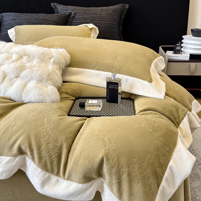 91家纺网 家纺一手货源 找家纺 （总）若未家居 LOVEWE HOUSE 2025新款250克高克重全消光雕花牛奶绒拼角工艺款四件套-桃林春晓  控价券后不低于298