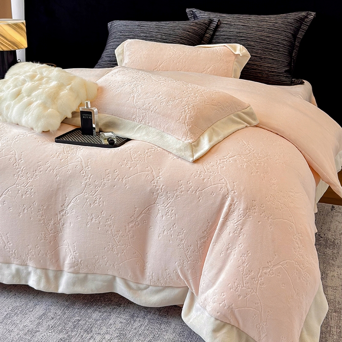 91家纺网 家纺一手货源 找家纺 （总）若未家居 LOVEWE HOUSE 2025新款250克高克重全消光雕花牛奶绒拼角工艺款四件套-桃林春晓  控价券后不低于298