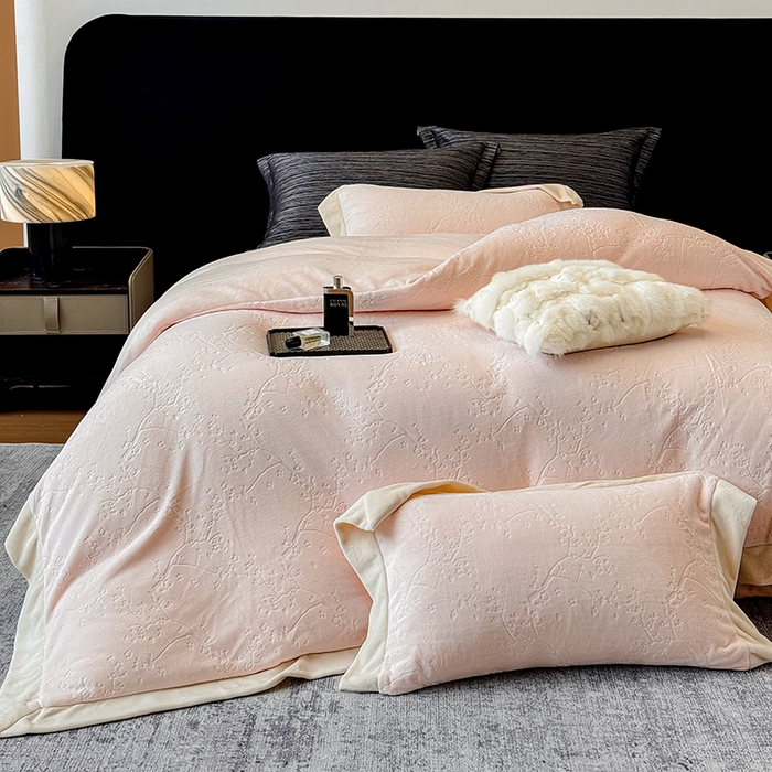 91家纺网 家纺一手货源 找家纺 若未家居 LOVEWE HOUSE 2025新款250克高克重全消光雕花牛奶绒拼角工艺款四件套-桃林春晓  控价券后不低于298 粉