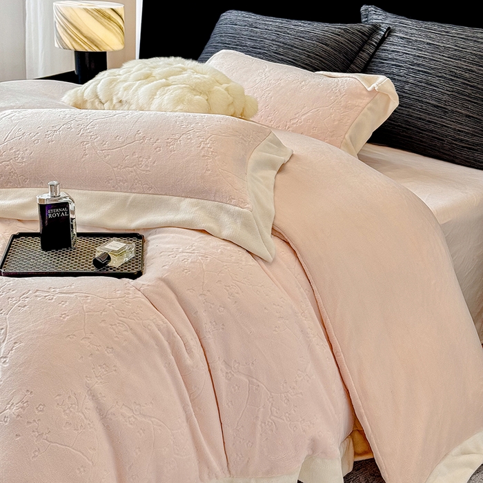 91家纺网 家纺一手货源 找家纺 若未家居 LOVEWE HOUSE 2025新款250克高克重全消光雕花牛奶绒拼角工艺款四件套-桃林春晓  控价券后不低于298 粉