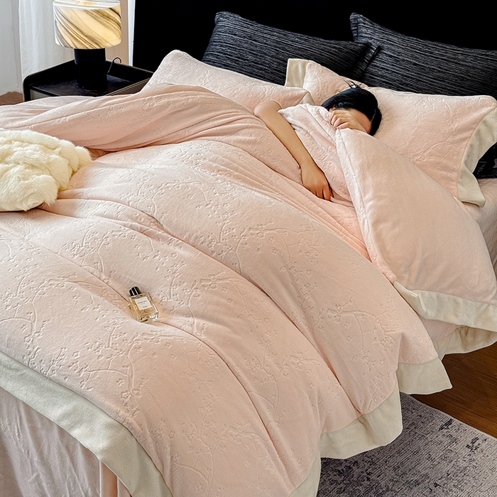 91家纺网 家纺一手货源 找家纺 若未家居 LOVEWE HOUSE 2025新款250克高克重全消光雕花牛奶绒拼角工艺款四件套-桃林春晓  控价券后不低于298 粉