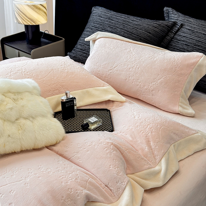 91家纺网 家纺一手货源 找家纺 若未家居 LOVEWE HOUSE 2025新款250克高克重全消光雕花牛奶绒拼角工艺款四件套-桃林春晓  控价券后不低于298 粉
