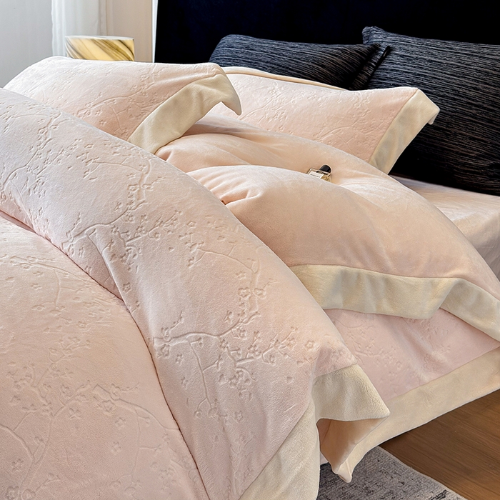 91家纺网 家纺一手货源 找家纺 若未家居 LOVEWE HOUSE 2025新款250克高克重全消光雕花牛奶绒拼角工艺款四件套-桃林春晓  控价券后不低于298 粉