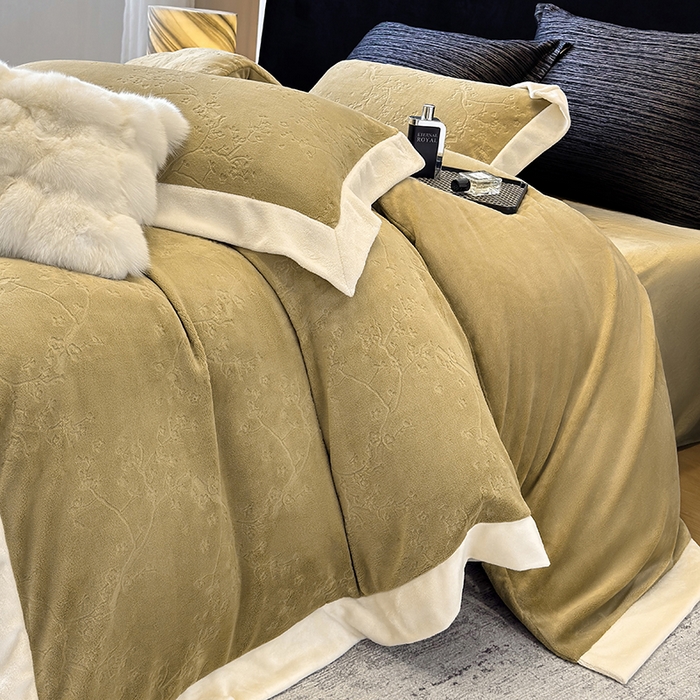 91家纺网 家纺一手货源 找家纺 若未家居 LOVEWE HOUSE 2025新款250克高克重全消光雕花牛奶绒拼角工艺款四件套-桃林春晓  控价券后不低于298 咸菜绿