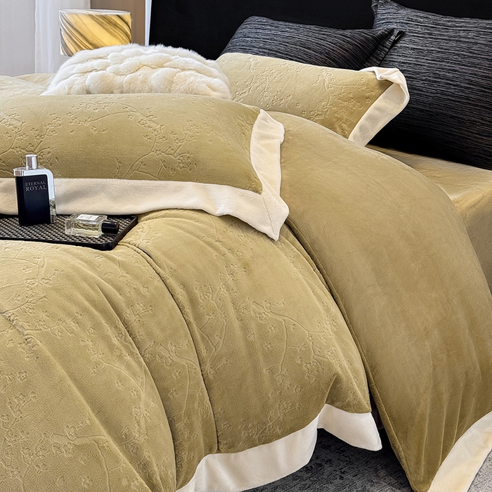 91家纺网 家纺一手货源 找家纺 若未家居 LOVEWE HOUSE 2025新款250克高克重全消光雕花牛奶绒拼角工艺款四件套-桃林春晓  控价券后不低于298 咸菜绿