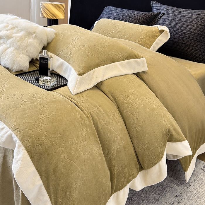 91家纺网 家纺一手货源 找家纺 若未家居 LOVEWE HOUSE 2025新款250克高克重全消光雕花牛奶绒拼角工艺款四件套-桃林春晓  控价券后不低于298 咸菜绿